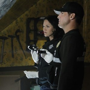 Sara (Jorja Fox) e Nick (George Eads) nell'episodio In A Dark, Dark House di CSI: Scena del crimine