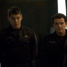 Scott (Brian J. Smith) e Young (Justin Louis) nell'episodio Alliances di Stargate Universe