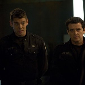 Scott (Brian J. Smith) e Young (Justin Louis) nell'episodio Alliances di Stargate Universe