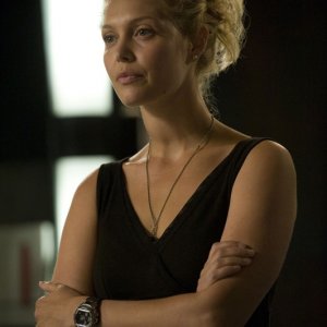 TJ (Alaina Kalanj) in una scena dell'episodio Alliances di Stargate Universe