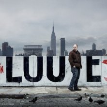 Un'immagine promozionale della stagione 2 di Louie