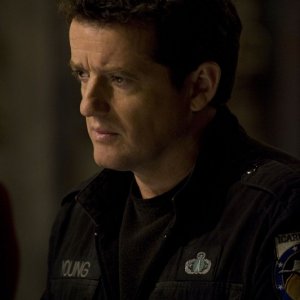 Un preoccupato Young (Justin Louis) nell'episodio Alliances di Stargate Universe