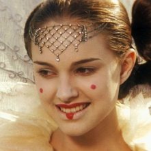 Una giovane e radiosa Natalie Portman è la regina Amidala de La minaccia fantasma