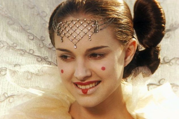 Una giovane e radiosa Natalie Portman è la regina Amidala de La minaccia fantasma