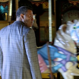 Una scena dell'episodio Cello And Goodbye di CSI: Scena del crimine con Langston (Laurence Fishburne)