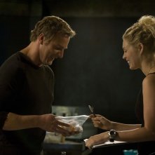 Varro (Mike Dopud) e TJ (Alaina Kalanj) sorridenti nell'episodio Alliances di Stargate Universe