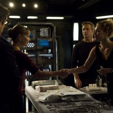 Alaina Kalanj stringe la mano a Kathleen Quinlan nell'episodio Alliances di Stargate Universe