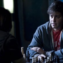 Eli (David Blue) gioca a scacchi nell'episodio Hope di Stargate Universe