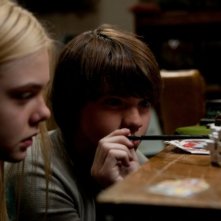 Elle Fanning insieme a Joel Courtney nel film Super 8