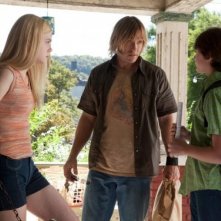 Elle Fanning insieme a Ron Eldard e Joel Courtney nel film Super 8