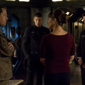 French Stewart, Brian J. Smith, Kathleen Quinlan e Justin Louis nell'episodio Alliances di Stargate Universe