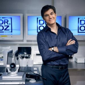 Il dottor Mehmet Oz in una foto promozionale dl programma The Dr. Oz Show
