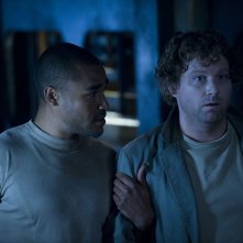 Il Sergente Greer (Jamil Walker Smith) sorregge Volker (Patrick Gilmore) nell'episodio Hope di Stargate Universe