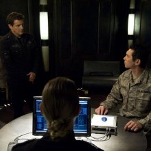 Justin Louis e Lou Diamond Phillips nell'episodio Alliances di Stargate Universe