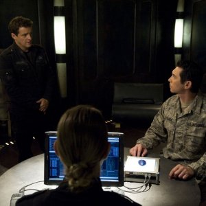 Justin Louis e Lou Diamond Phillips nell'episodio Alliances di Stargate Universe