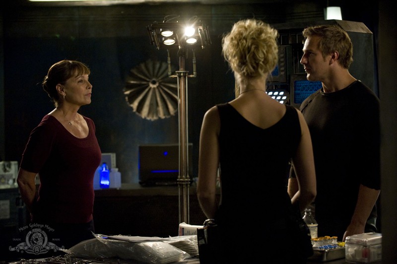Kathleen Quinlan Mike Dopud E Alaina Kalanj In Un Momento Dell Episodio Alliances Di Stargate Univer 205645