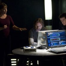 Kathleen Quinlan parla con Justin Louis e Robert Carlyle nell'episodio Alliances di Stargate Universe