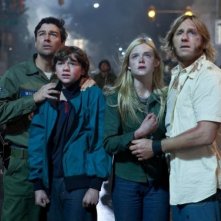 Kyle Chandler, Joel Courtney, Elle Fanning e Ron Eldard nel film Super 8