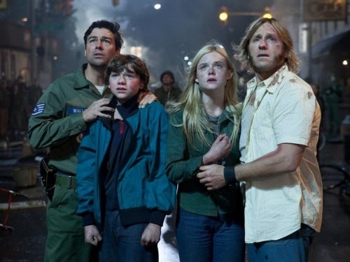 Kyle Chandler, Joel Courtney, Elle Fanning e Ron Eldard nel film Super 8