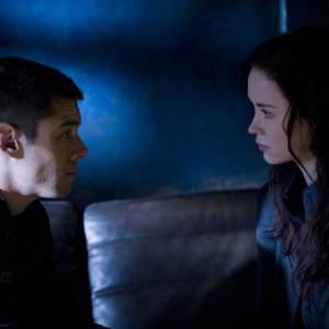 Scott (Brian J. Smith) faccia a faccia con Chloe (Elyse Levesque) nell'episodio Hope di Stargate Universe