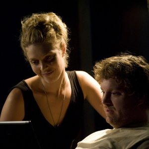 TJ (Alaina Kalanj) e Volker (Patrick Gilmore) in un momento dell'episodio Hope di Stargate Universe