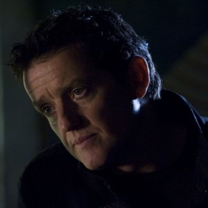 Un primo piano di Justin Louis nell'episodio Hope di Stargate Universe