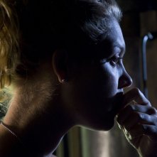 Una pensierosa TJ (Alaina Kalanj) nell'episodio Hope di Stargate Universe