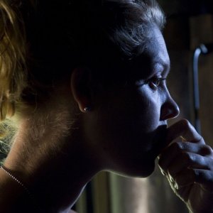 Una pensierosa TJ (Alaina Kalanj) nell'episodio Hope di Stargate Universe