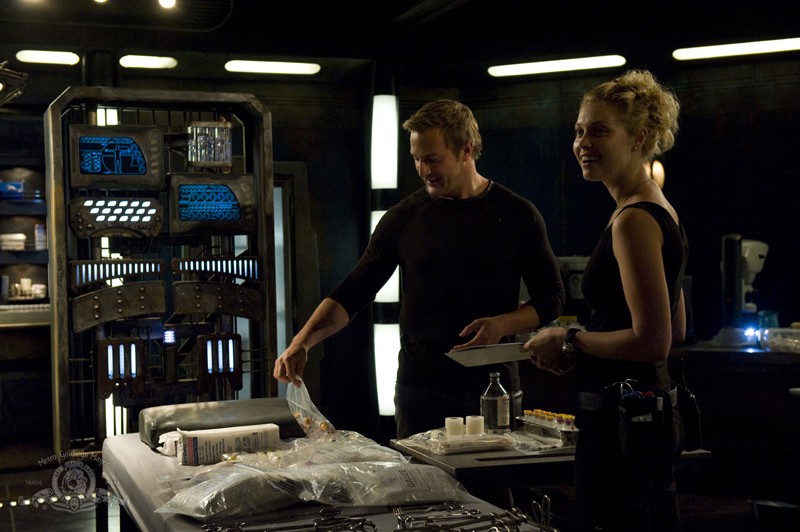 Varro Mike Dopud E Tj Alaina Kalanj In Un Momento Dell Episodio Alliances Di Stargate Universe 205638