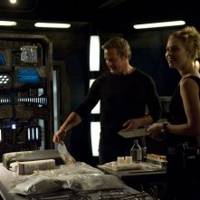 Varro (Mike Dopud) e TJ (Alaina Kalanj) in un momento dell'episodio Alliances di Stargate Universe