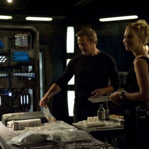 Varro (Mike Dopud) e TJ (Alaina Kalanj) in un momento dell'episodio Alliances di Stargate Universe