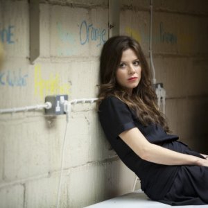 La sexy Anna Friel in una sequenza di London Boulevard
