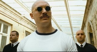 Tom Hardy in un momento del film Bronson
