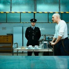 Tom Hardy in una sequenza di Bronson