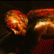 Tom Hardy irriconoscibile in una scena di Bronson