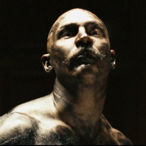 Una surreale immagine di Tom Hardy dal film Bronson