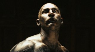 Una surreale immagine di Tom Hardy dal film Bronson