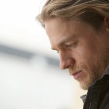 Charlie Hunnam nel film The Ledge