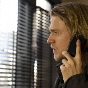 Charlie Hunnam, protagonista del film The Ledge