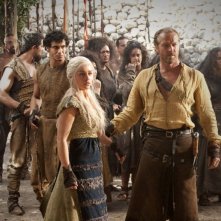 Emilia Clarke e Iain Glen in una scena dell'episorio The Ponity End della prima stagione di Game of Thrones