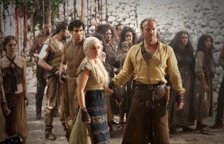 Emilia Clarke e Iain Glen in una scena dell'episorio The Ponity End della prima stagione di Game of Thrones