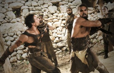 Jason Momoa in una violenta sequanza dell'episorio The Ponity End della prima stagione di Game of Thrones