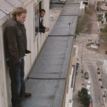 L'incontro tra Charlie Hunnam e Terrence Howard nel film The Ledge
