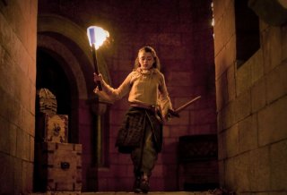 Maisie Williams in una scena dell'episorio The Ponity End della prima stagione di Game of Thrones