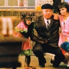 Paolo Villaggio tra due babbuine in Fantozzi subisce ancora