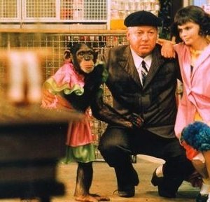 Paolo Villaggio tra due babbuine in Fantozzi subisce ancora