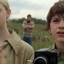 Elle Fanning e Joel Courtney nel film Super 8