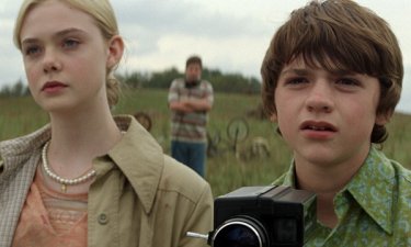 Elle Fanning e Joel Courtney nel film Super 8