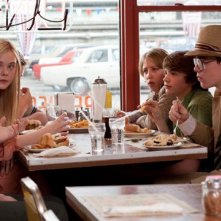Joel Courtney, Elle Fanning e Ron Eldard in una scena del film Super 8