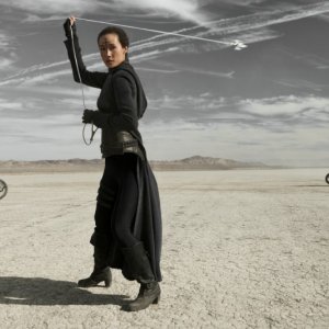 Maggie Q in una scena d'azione nel film Priest